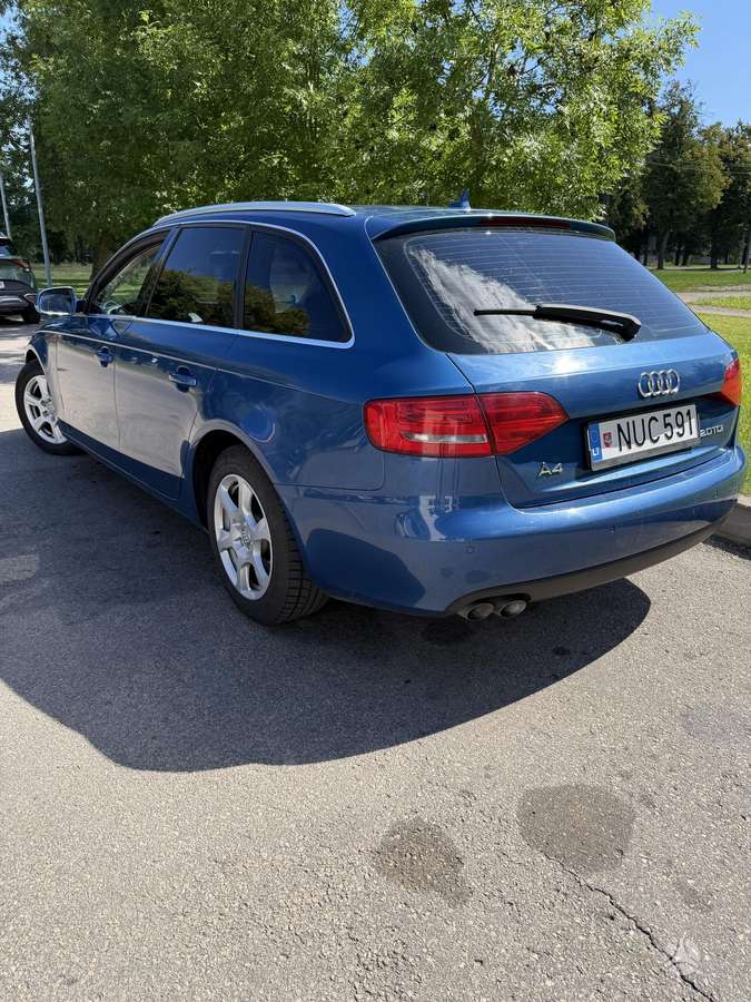 Audi A4 2010 — салон