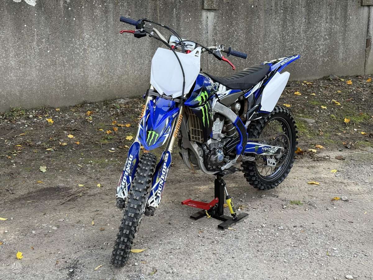 Yamaha YZF 2014 — вигляд ззаду