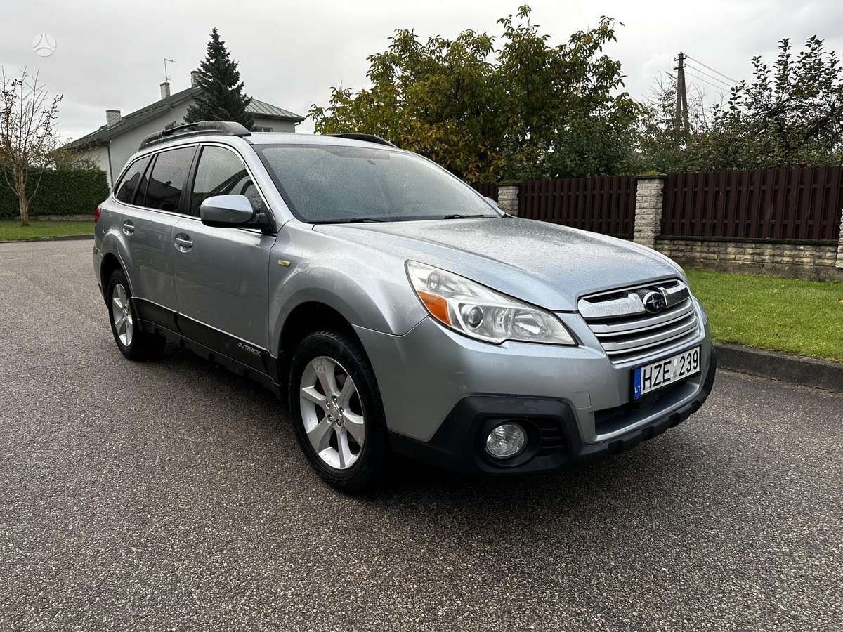 Subaru Outback 2013 — салон