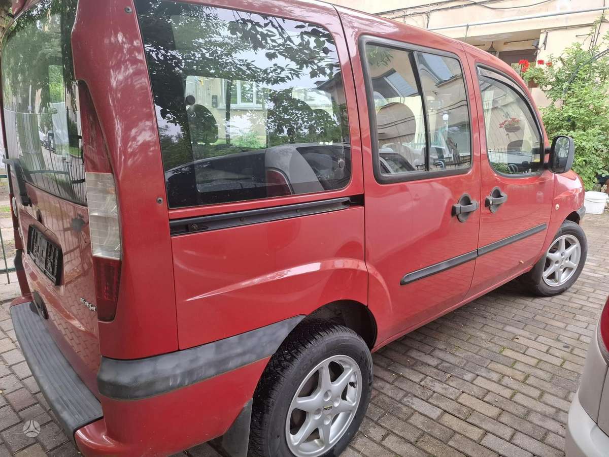 Fiat Doblo 2005 — вигляд ззаду