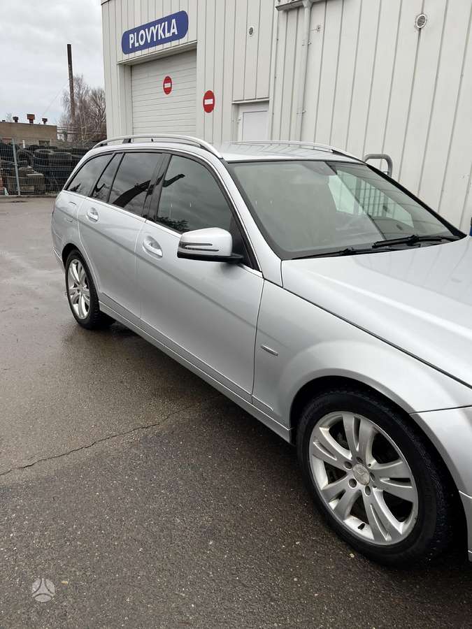 Mercedes-Benz C200 2008 — салон