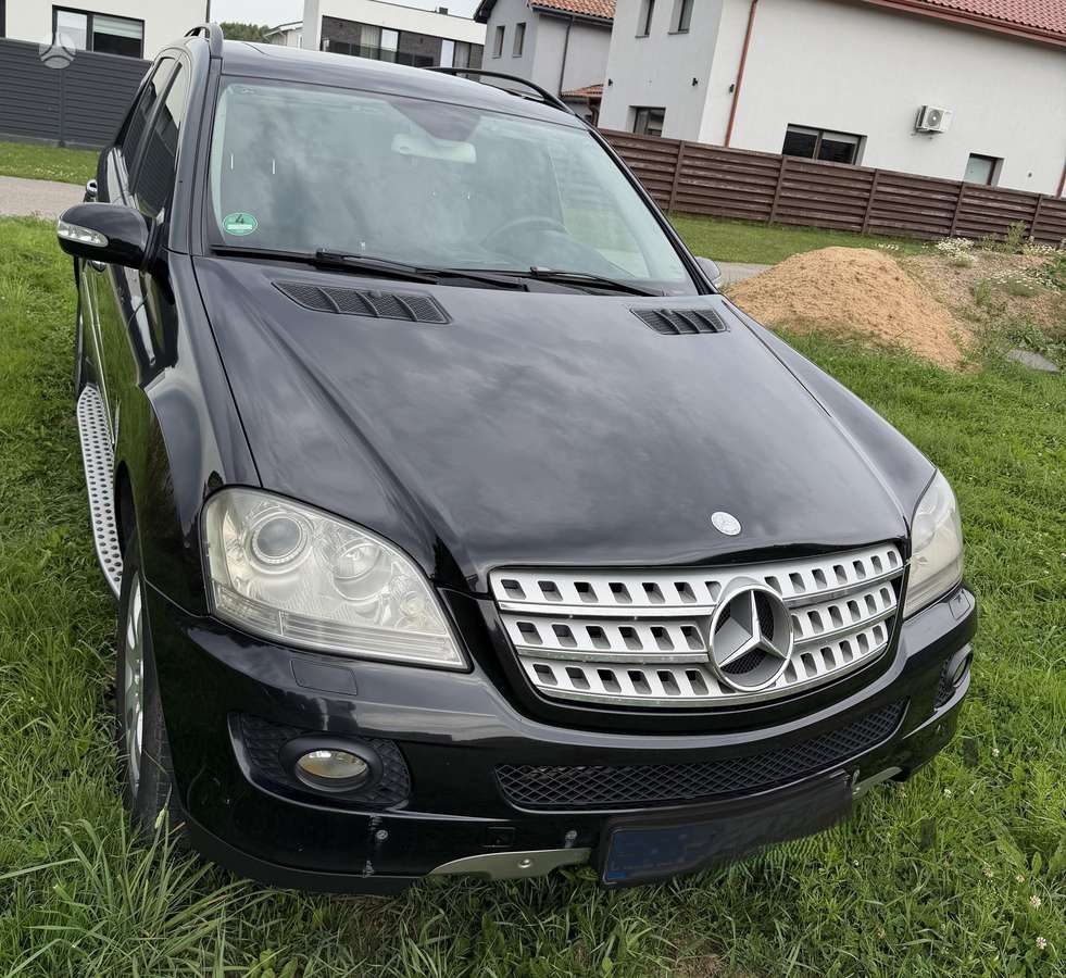 Mercedes-Benz ML320 2006 — rear view