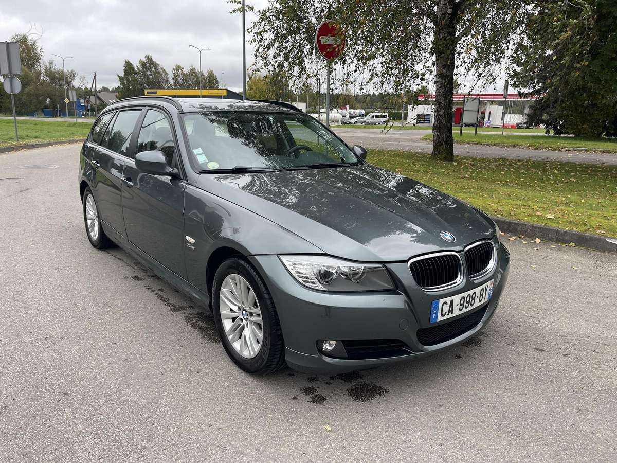BMW 320 2012 — салон