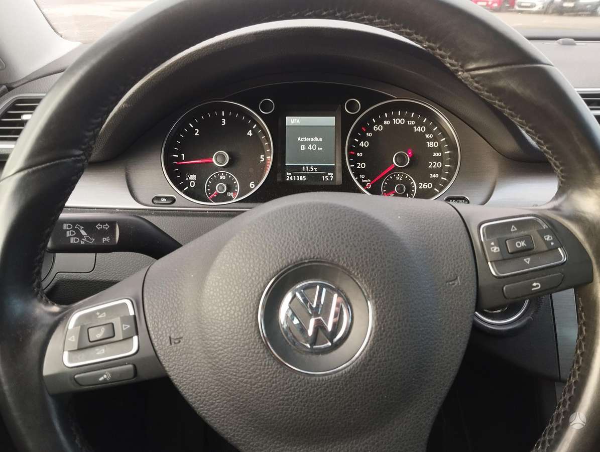 Volkswagen Passat 2011 — photo 12