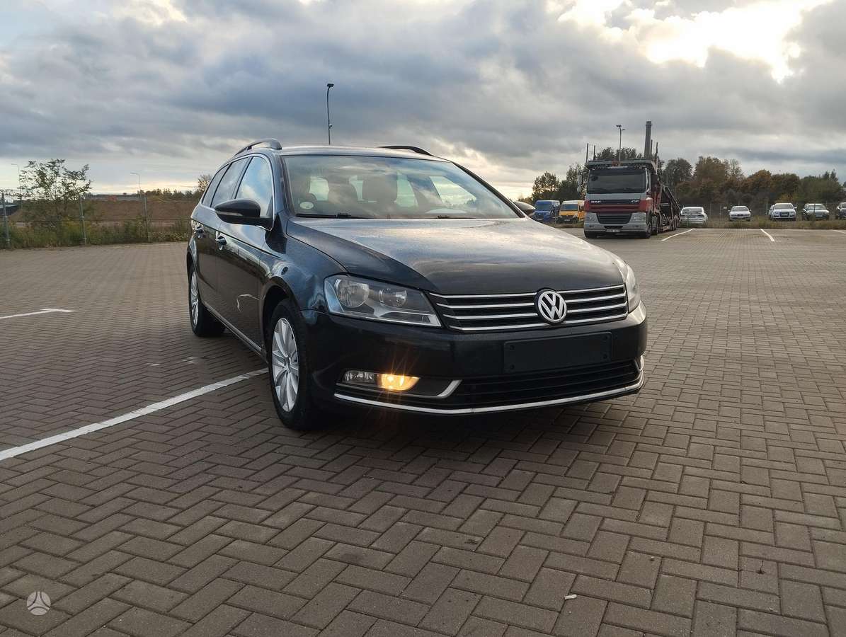 Volkswagen Passat 2011 — rear view
