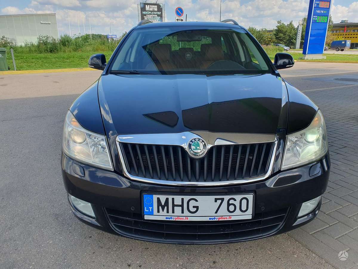 Skoda Octavia 2011 — rear view