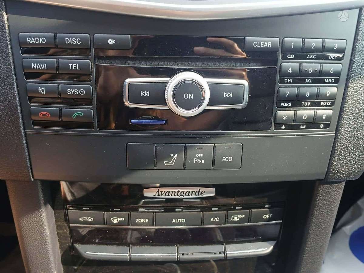 Mercedes-Benz E220 2012 — photo 11