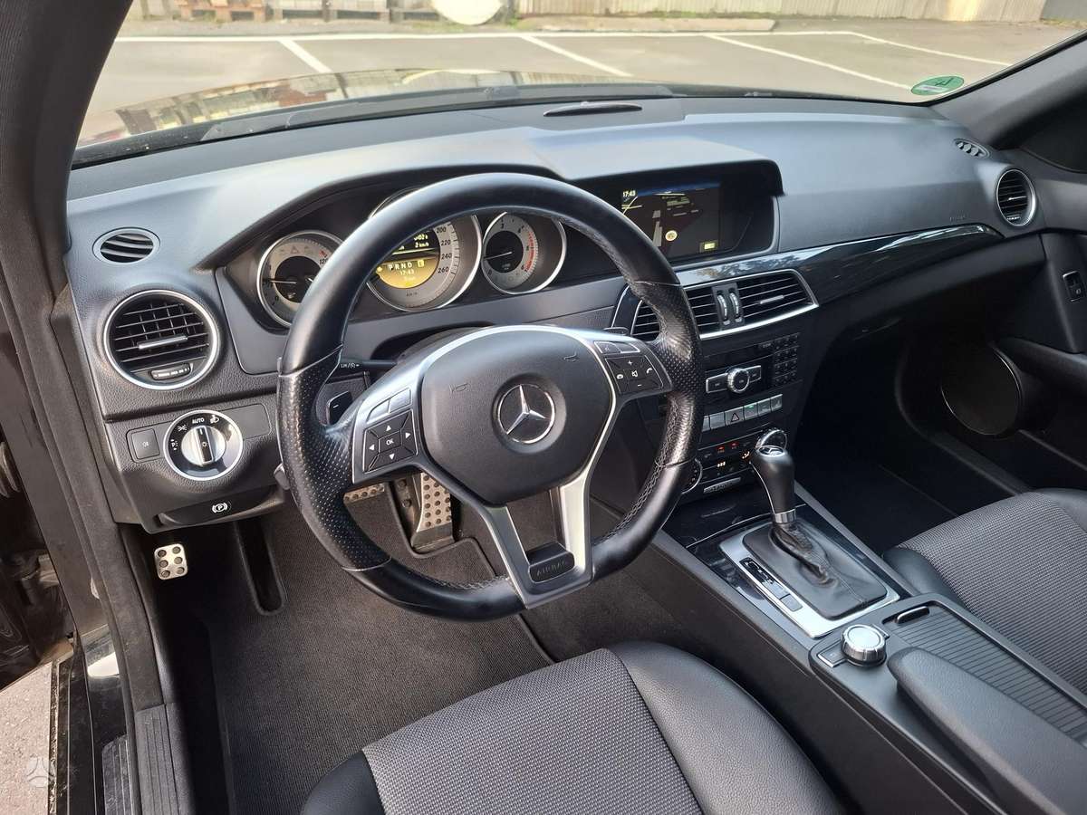 Mercedes-Benz C250 2011 — photo 9