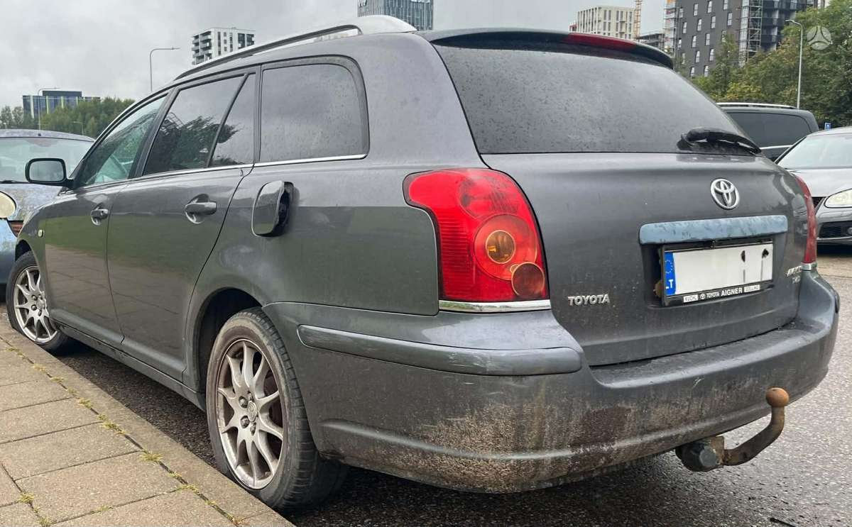 Toyota Avensis 2006 — rear view