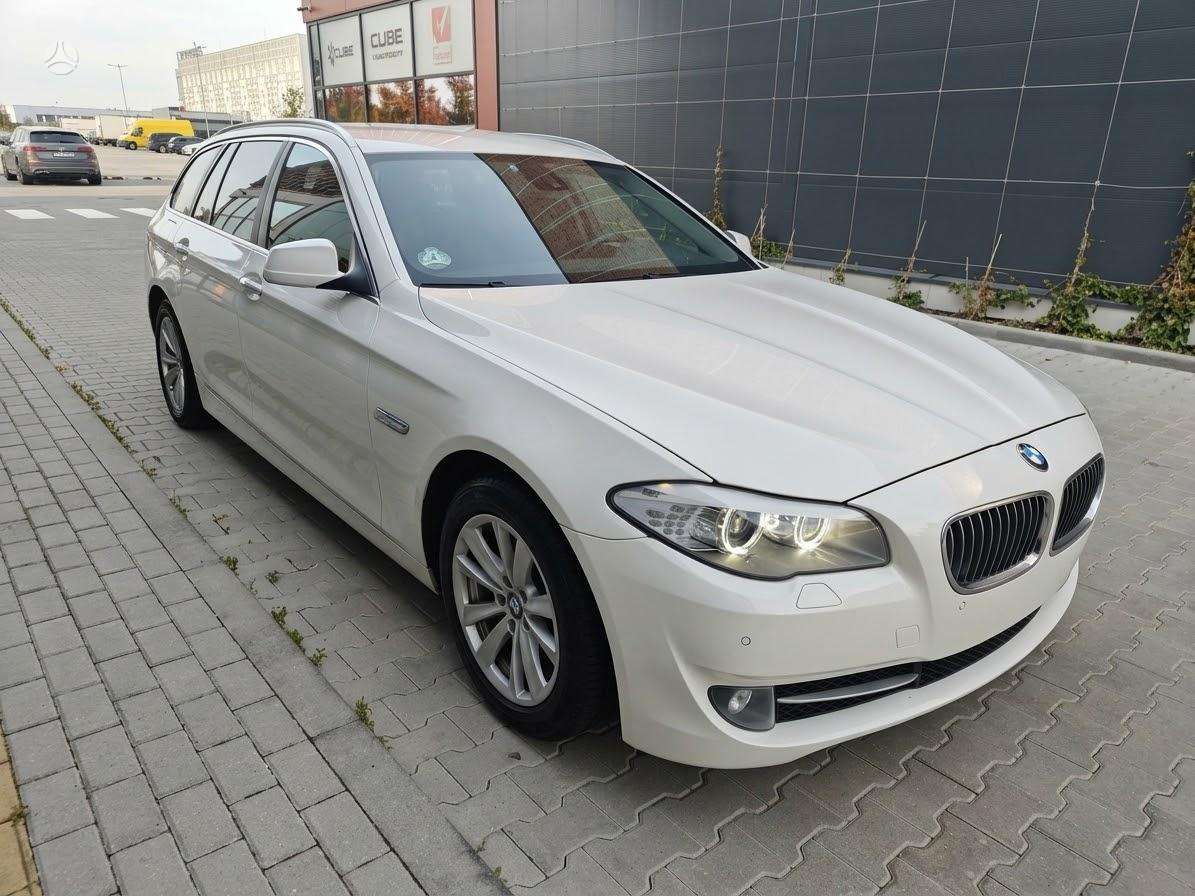 BMW 520 2012 — rear view