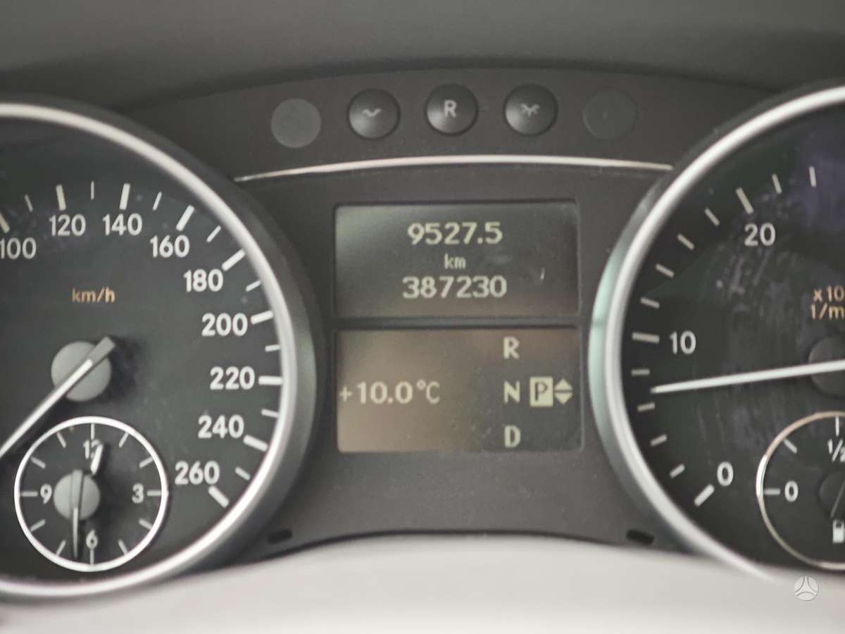 Mercedes-Benz ML320 2005 — photo 10