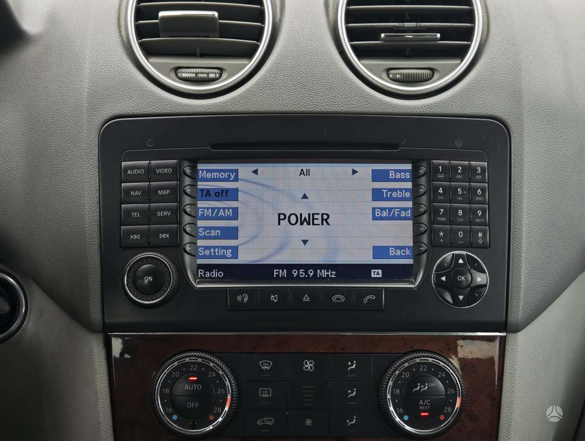 Mercedes-Benz ML320 2005 — photo 11