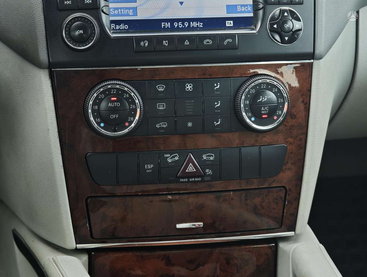Mercedes-Benz ML320 2005 — photo 12