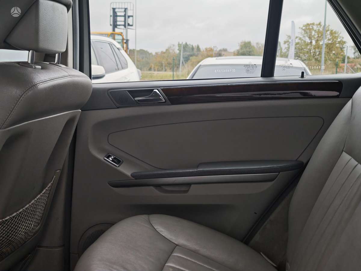 Mercedes-Benz ML320 2005 — photo 16