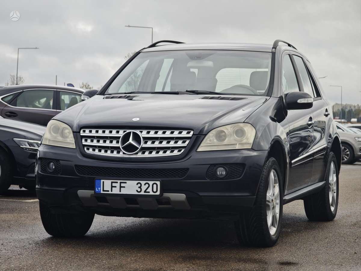 Mercedes-Benz ML320 2005 — rear view