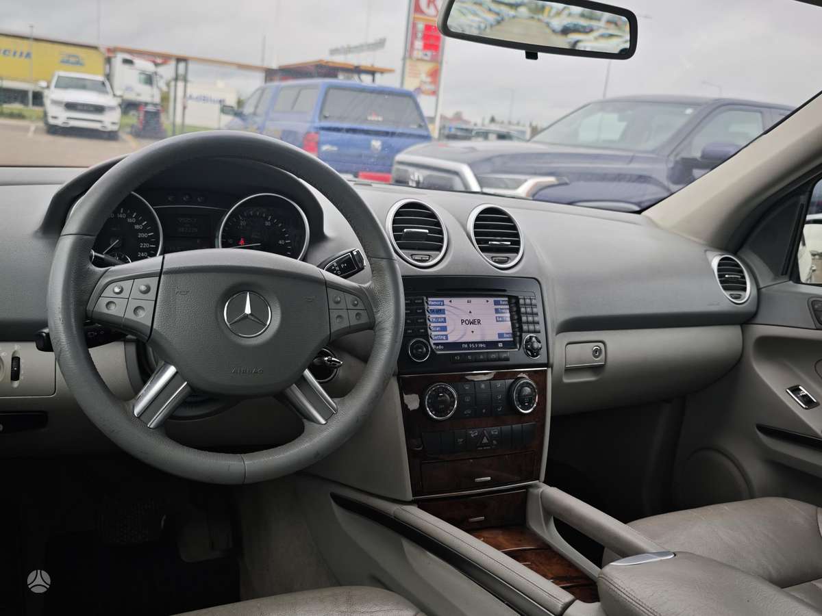 Mercedes-Benz ML320 2005 — interior