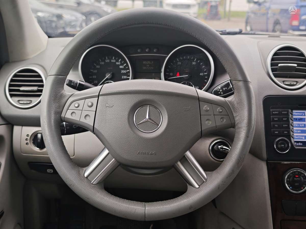 Mercedes-Benz ML320 2005 — photo 9