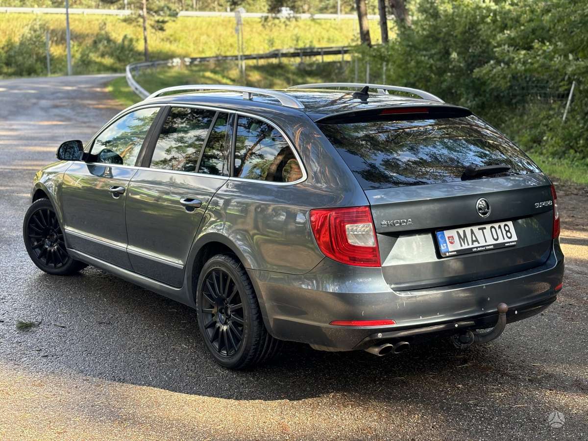 Skoda Superb 2015 — rear view