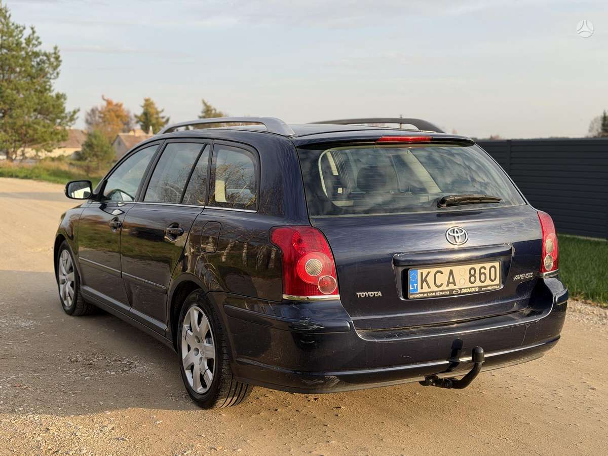 Toyota Avensis 2006 — rear view