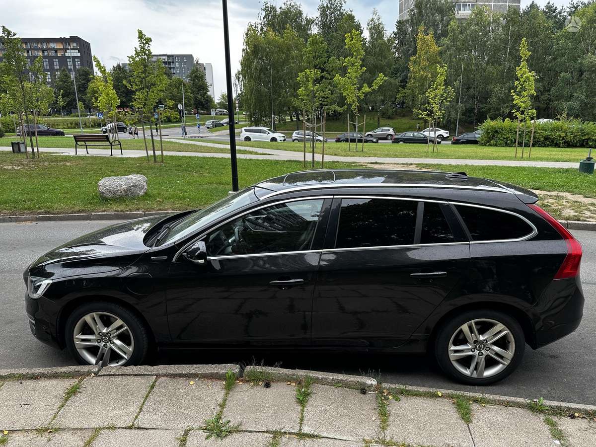 Volvo V60 2013 — двигун 2400 cm³, 215 HP (158kW)