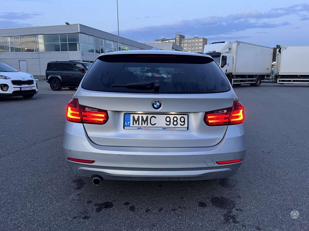BMW 318 2012 — interior