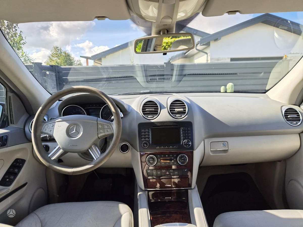 Mercedes-Benz ML320 2005 — photo 17