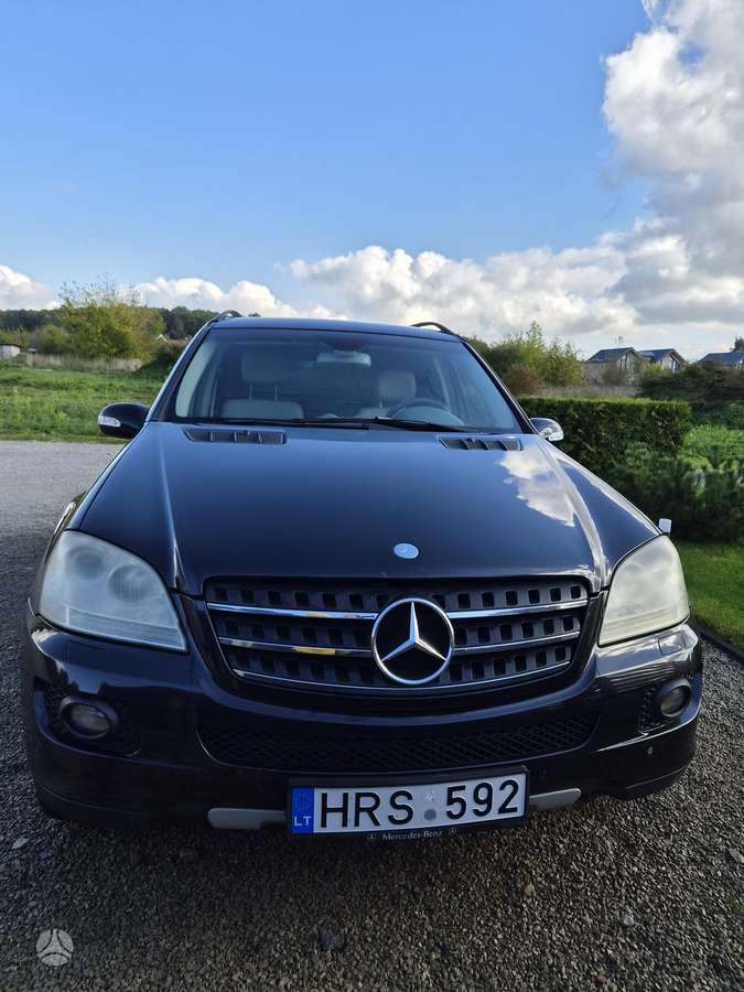 Mercedes-Benz ML320 2005 — rear view