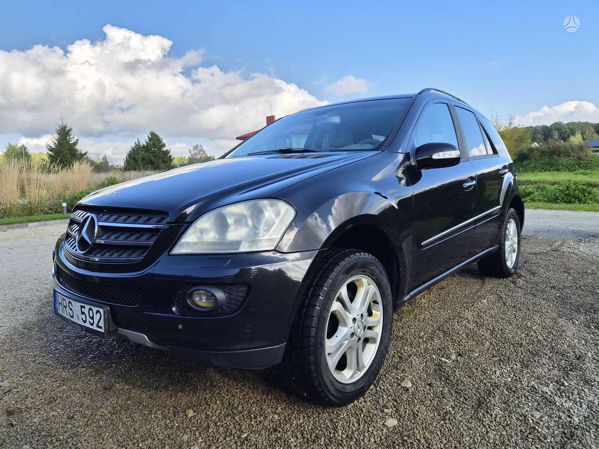 Mercedes-Benz ML320 2005 — interior
