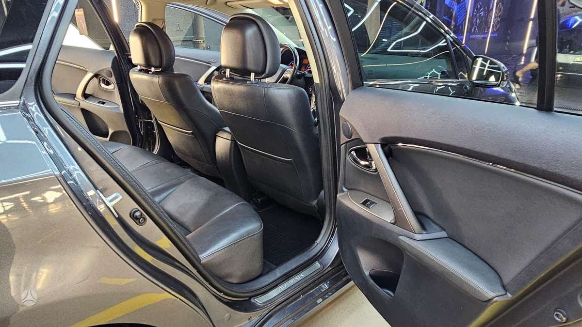 Toyota Avensis 2013 — photo 10