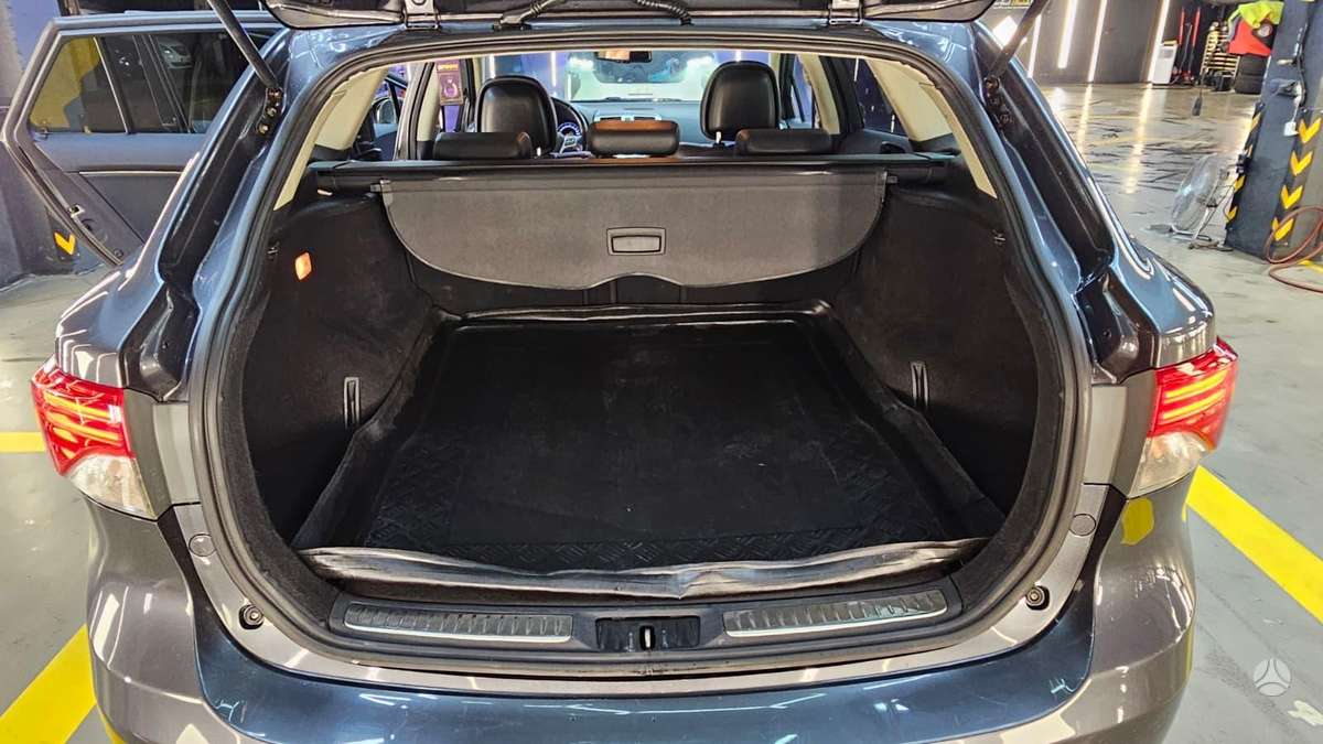 Toyota Avensis 2013 — photo 11