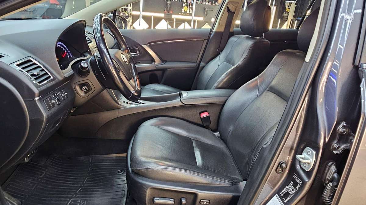 Toyota Avensis 2013 — photo 18