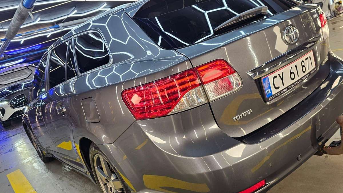 Toyota Avensis 2013 — photo 25