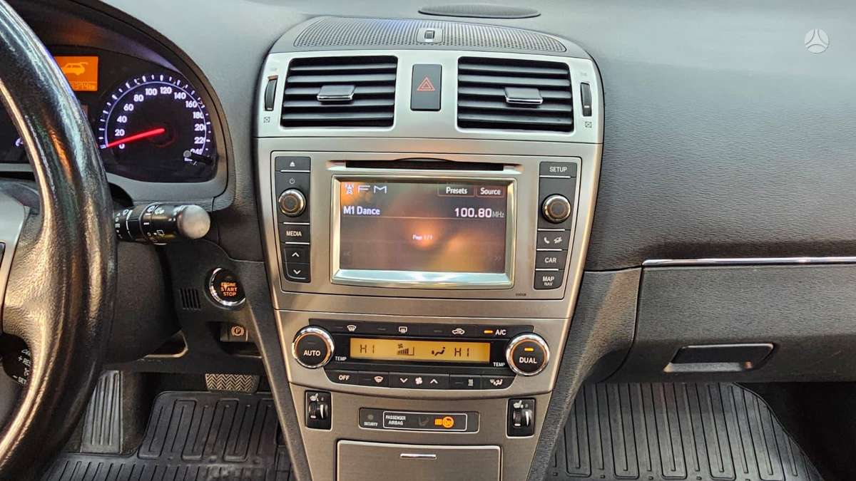 Toyota Avensis 2013 — interior