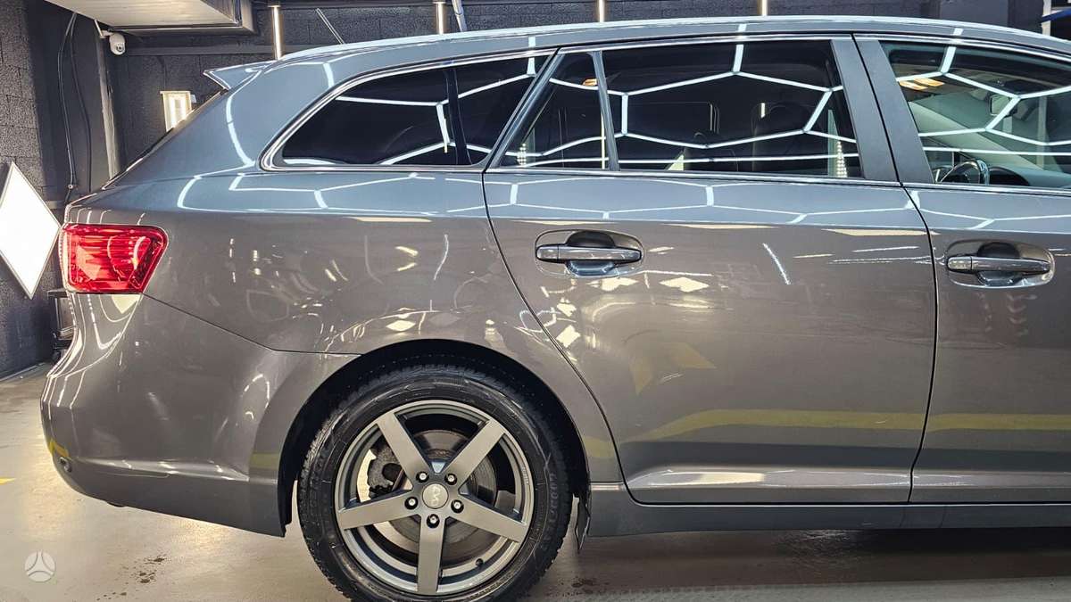 Toyota Avensis 2013 — photo 31