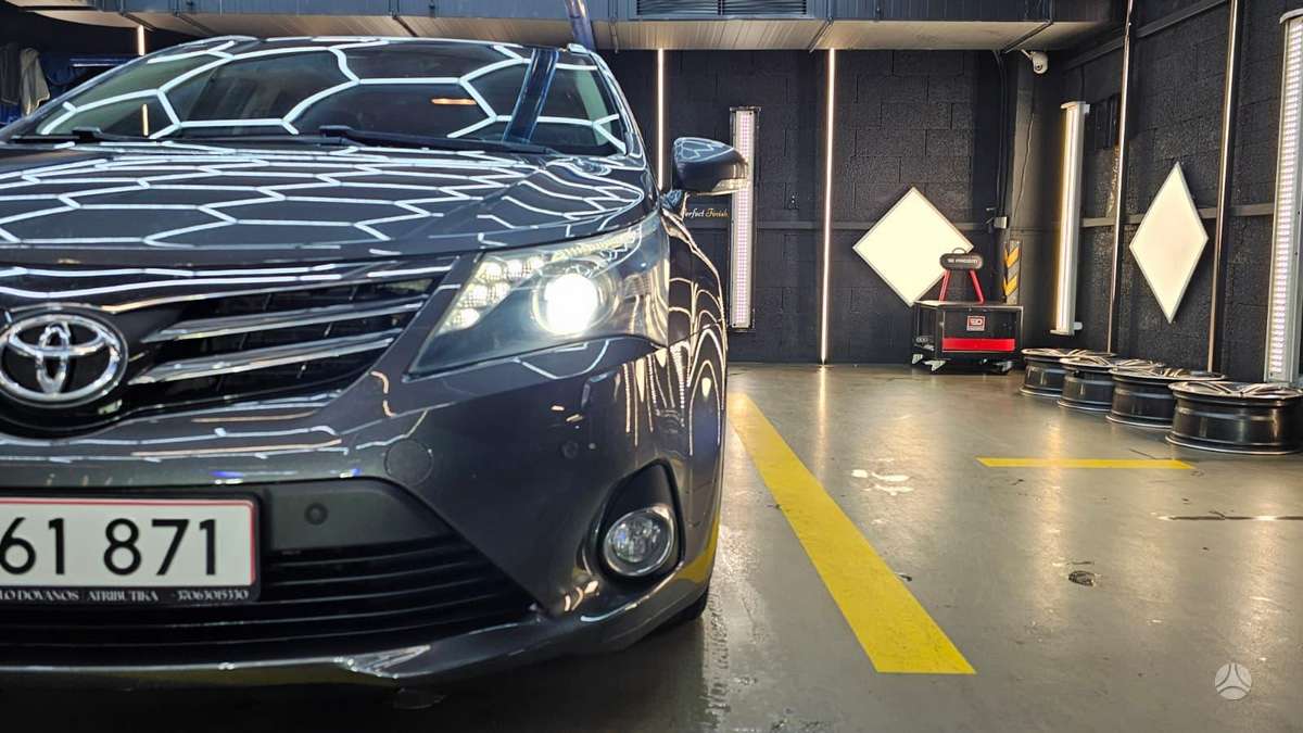 Toyota Avensis 2013 — photo 37