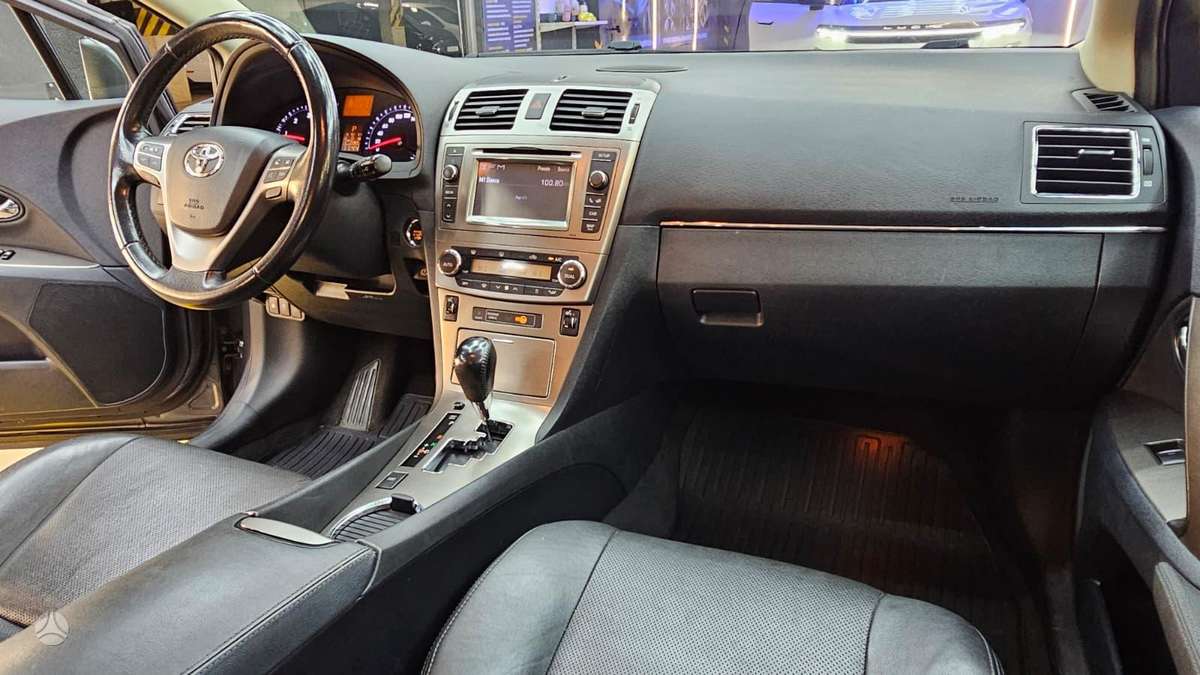 Toyota Avensis 2013 — photo 8