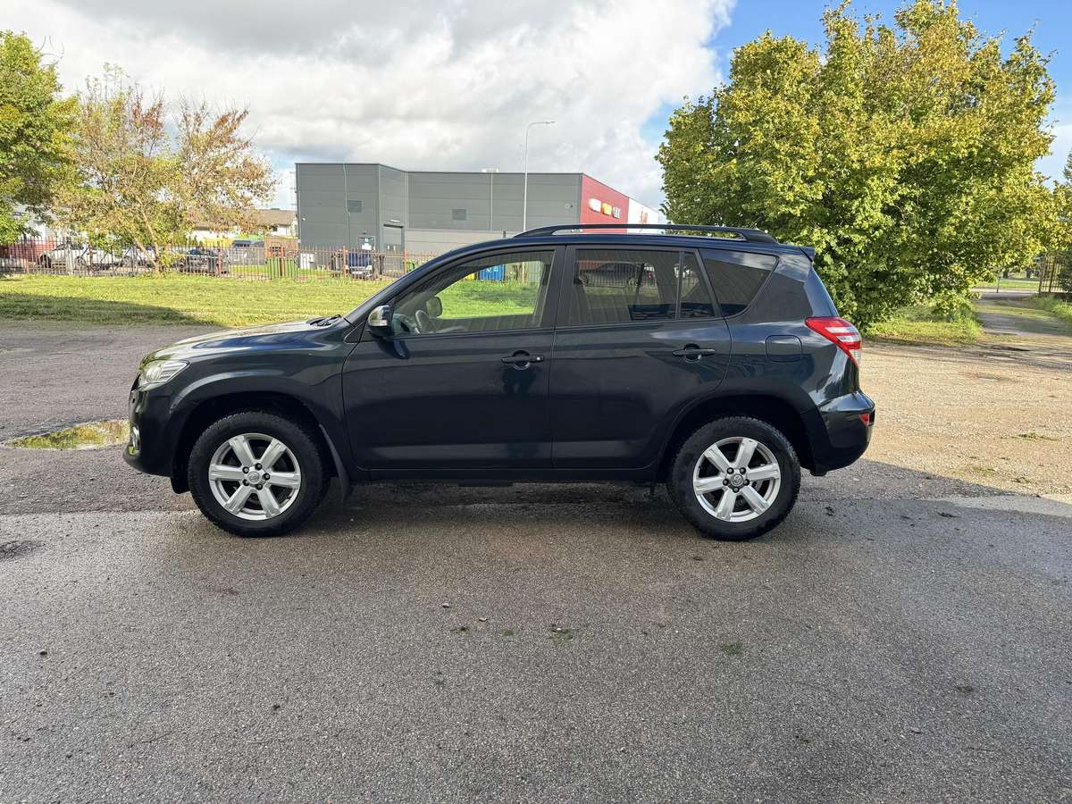 Toyota RAV4 2012 — салон