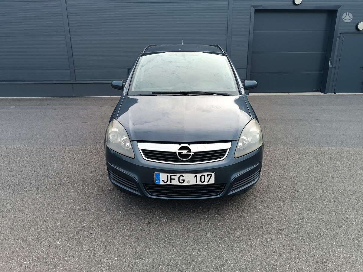 Opel Zafira 2008 — rear view
