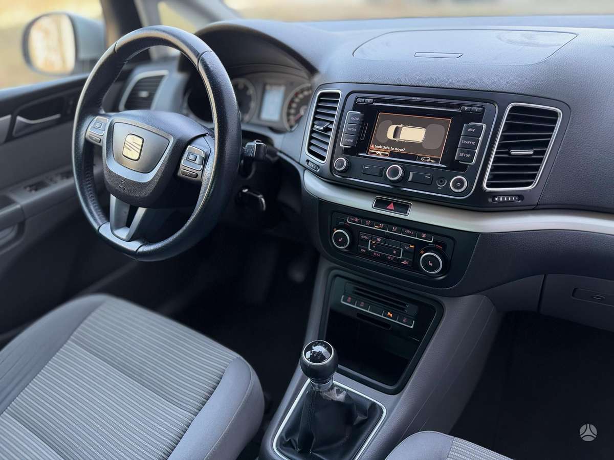 Seat Alhambra 2011 — photo 23