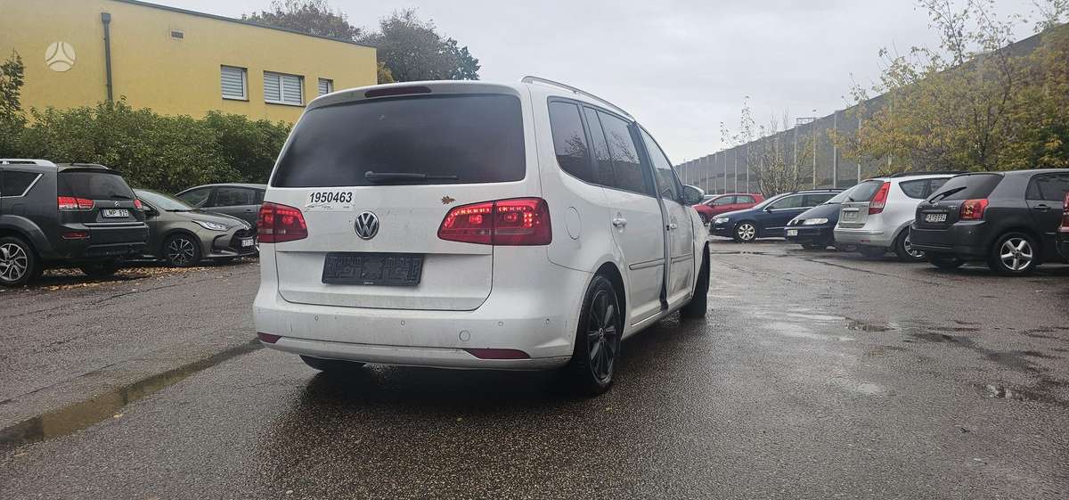 Volkswagen Touran 2015 — interior
