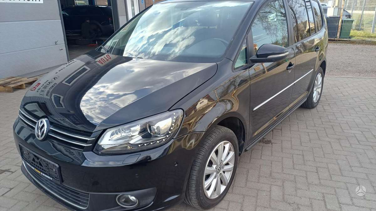 Volkswagen Touran 2013 — interior