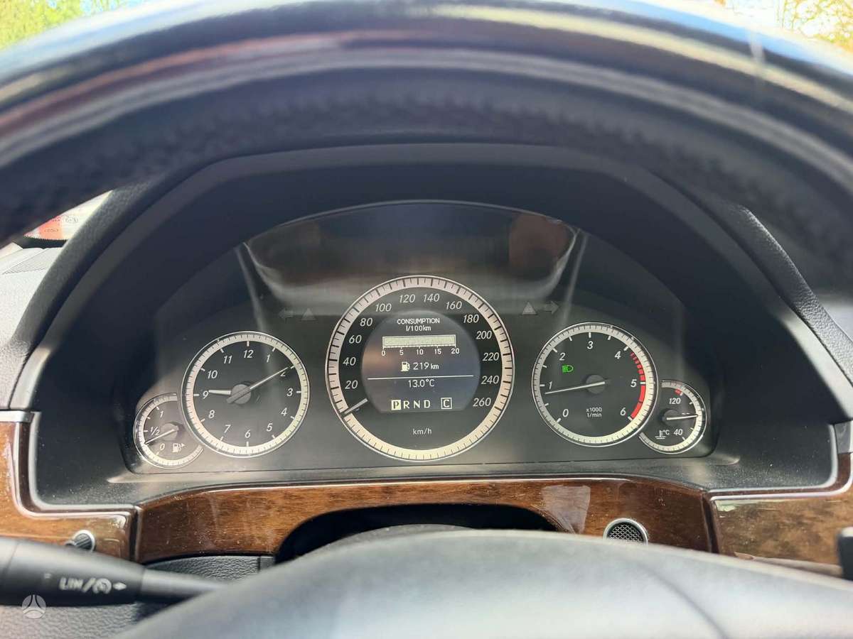 Mercedes-Benz E200 2010 — photo 11