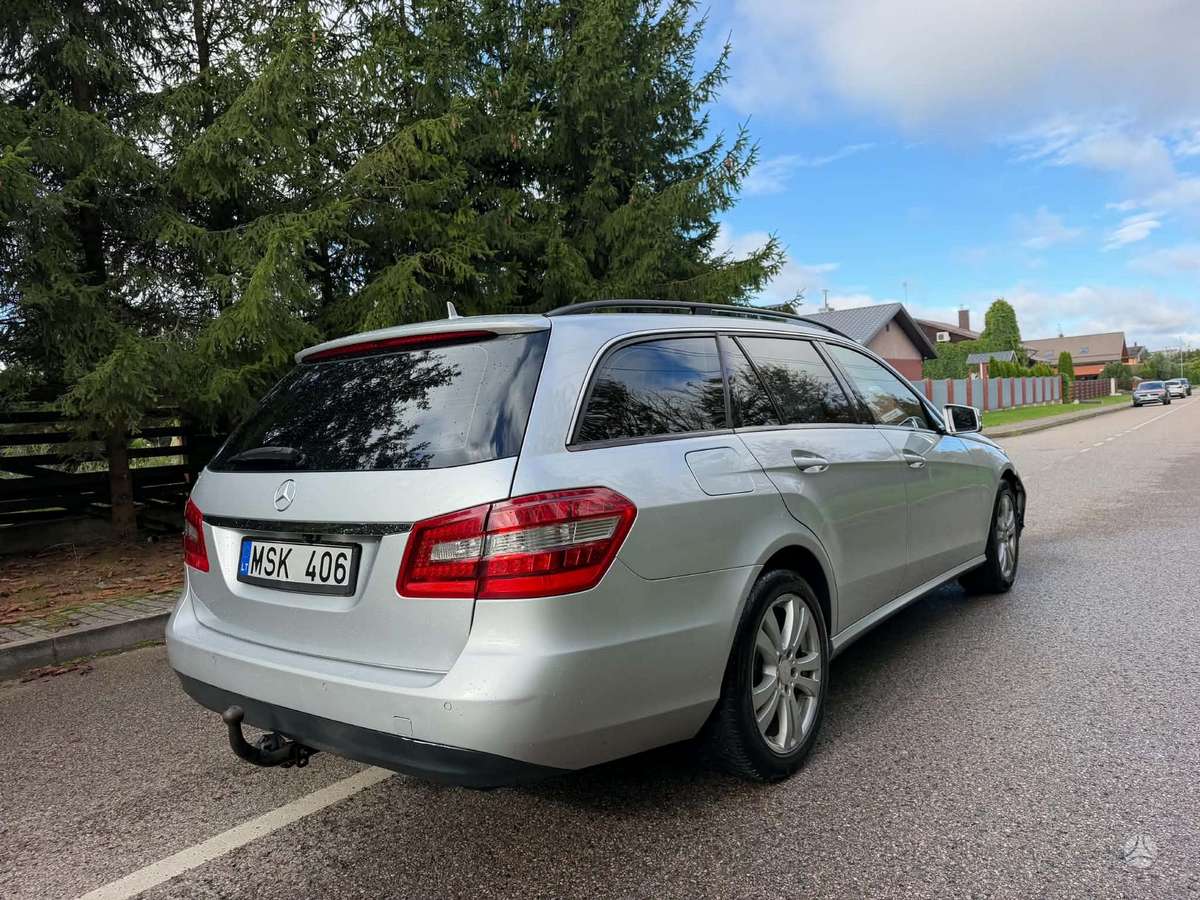 Mercedes-Benz E200 2010 — rear view