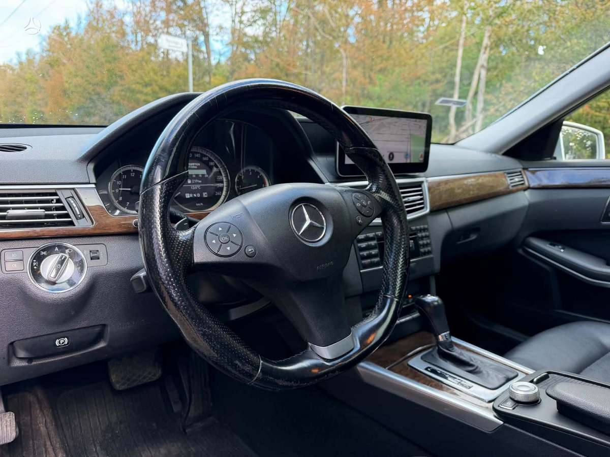 Mercedes-Benz E200 2010 — photo 8