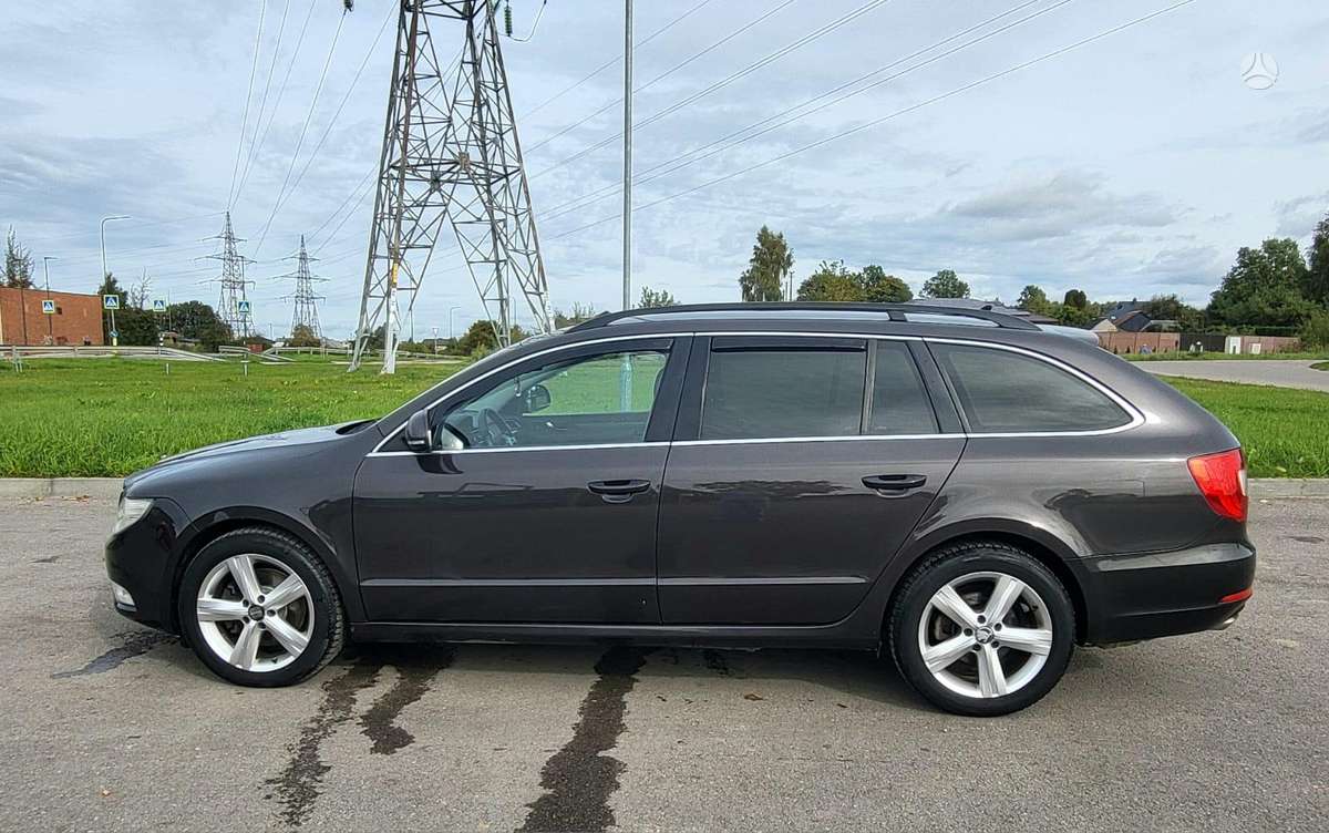 Skoda Superb 2010 — rear view