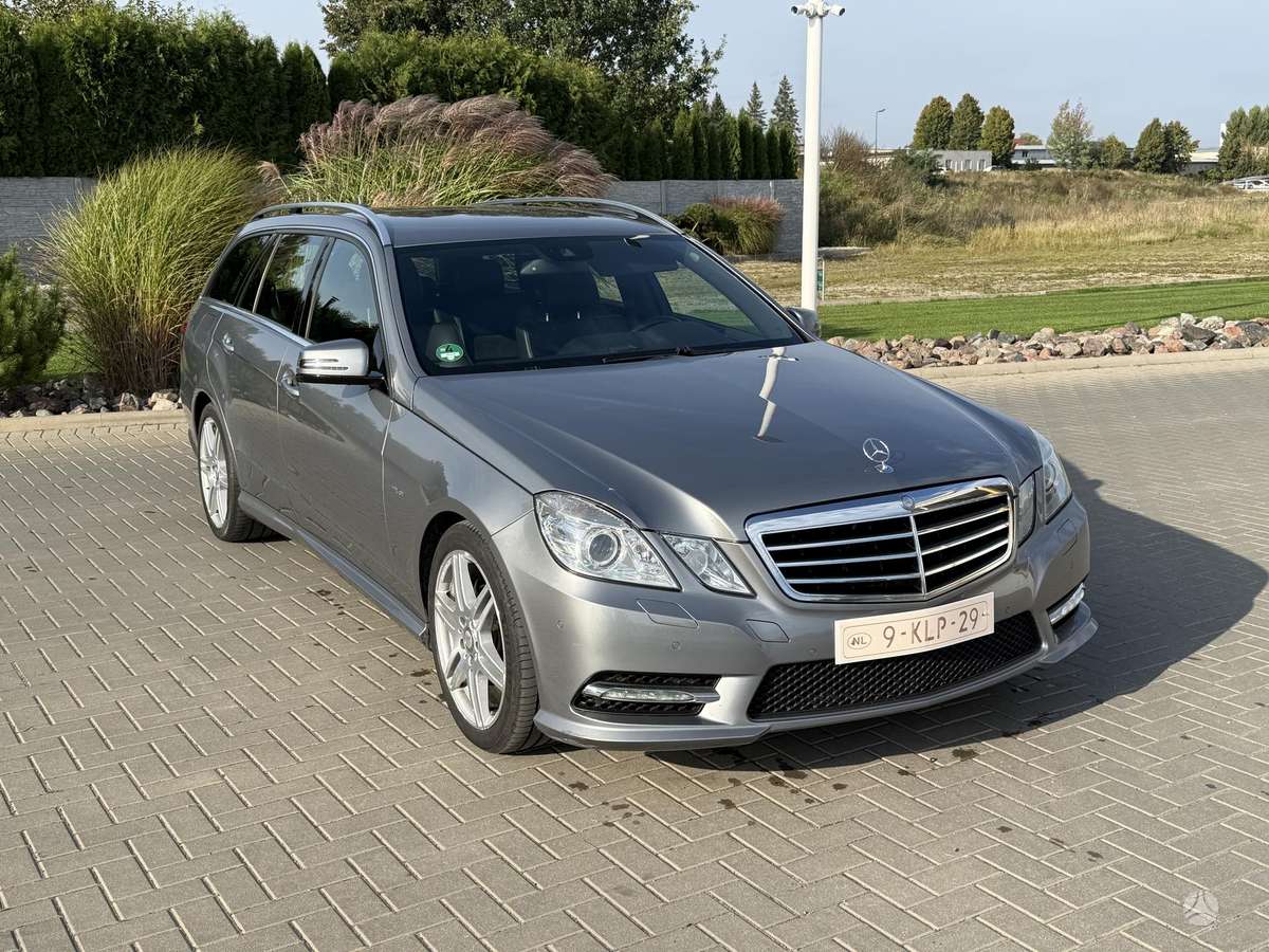 Mercedes-Benz E250 2012 — вигляд ззаду