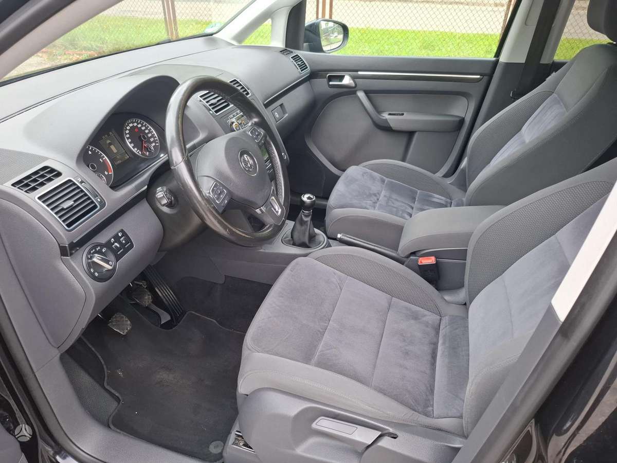 Volkswagen Touran 2011 — photo 10