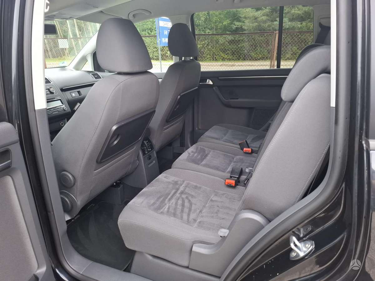 Volkswagen Touran 2011 — photo 11