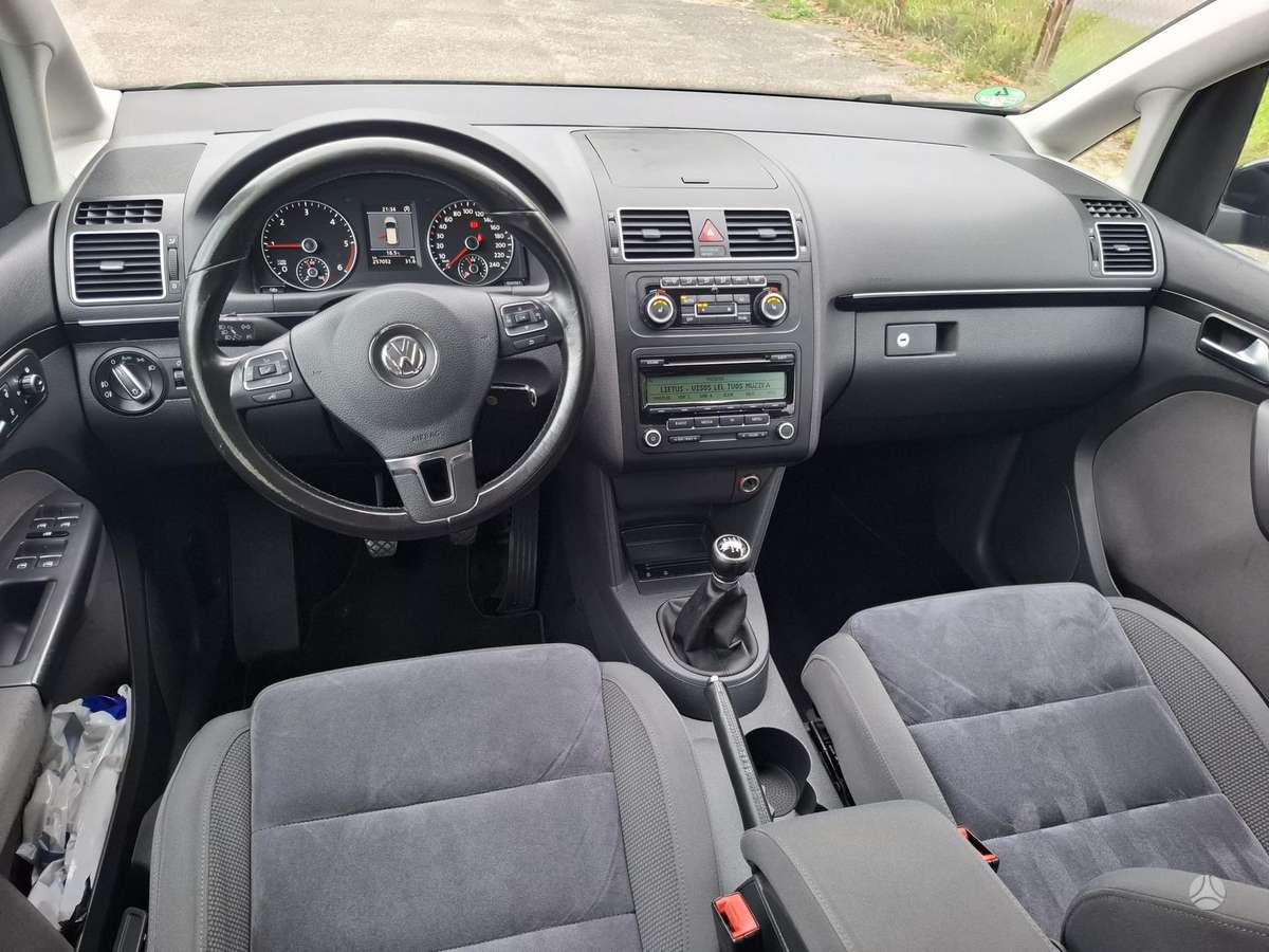 Volkswagen Touran 2011 — photo 12