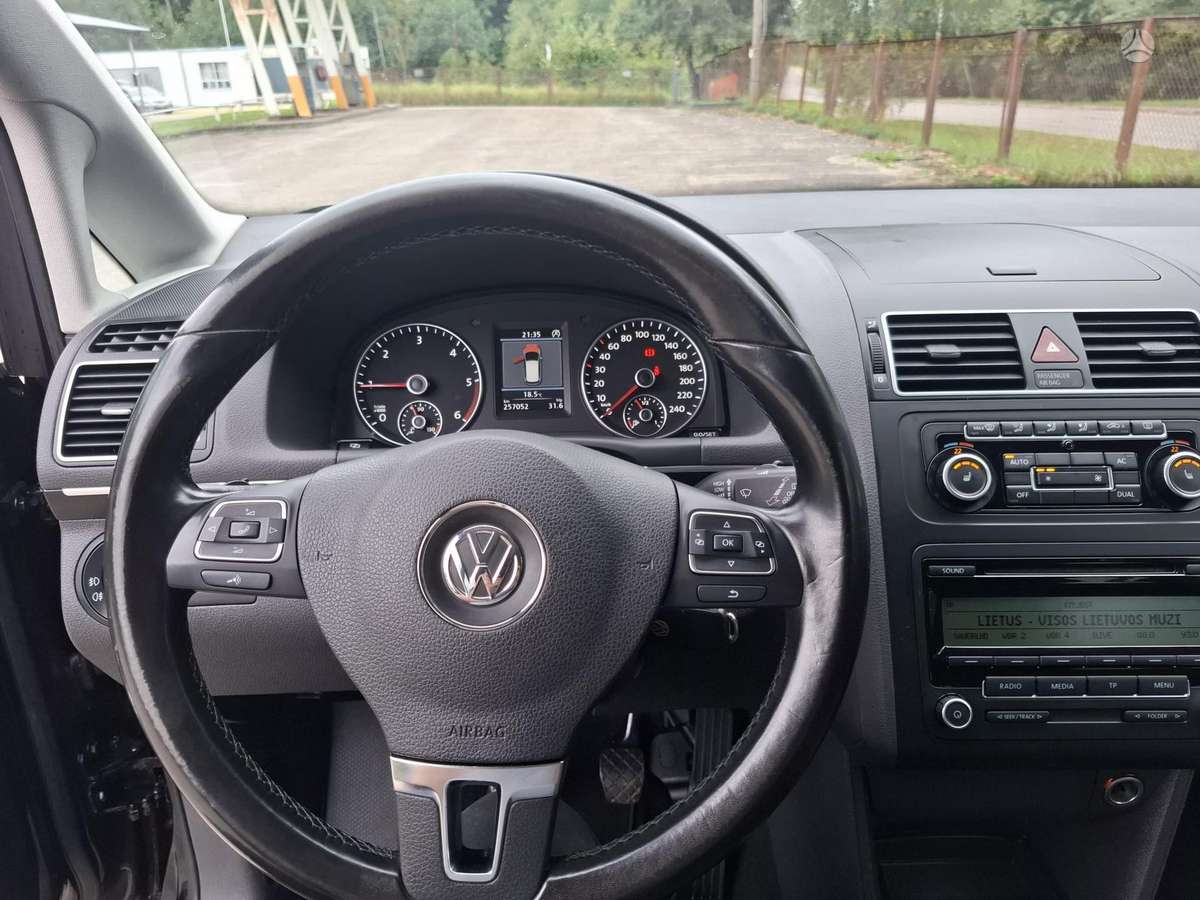 Volkswagen Touran 2011 — photo 15